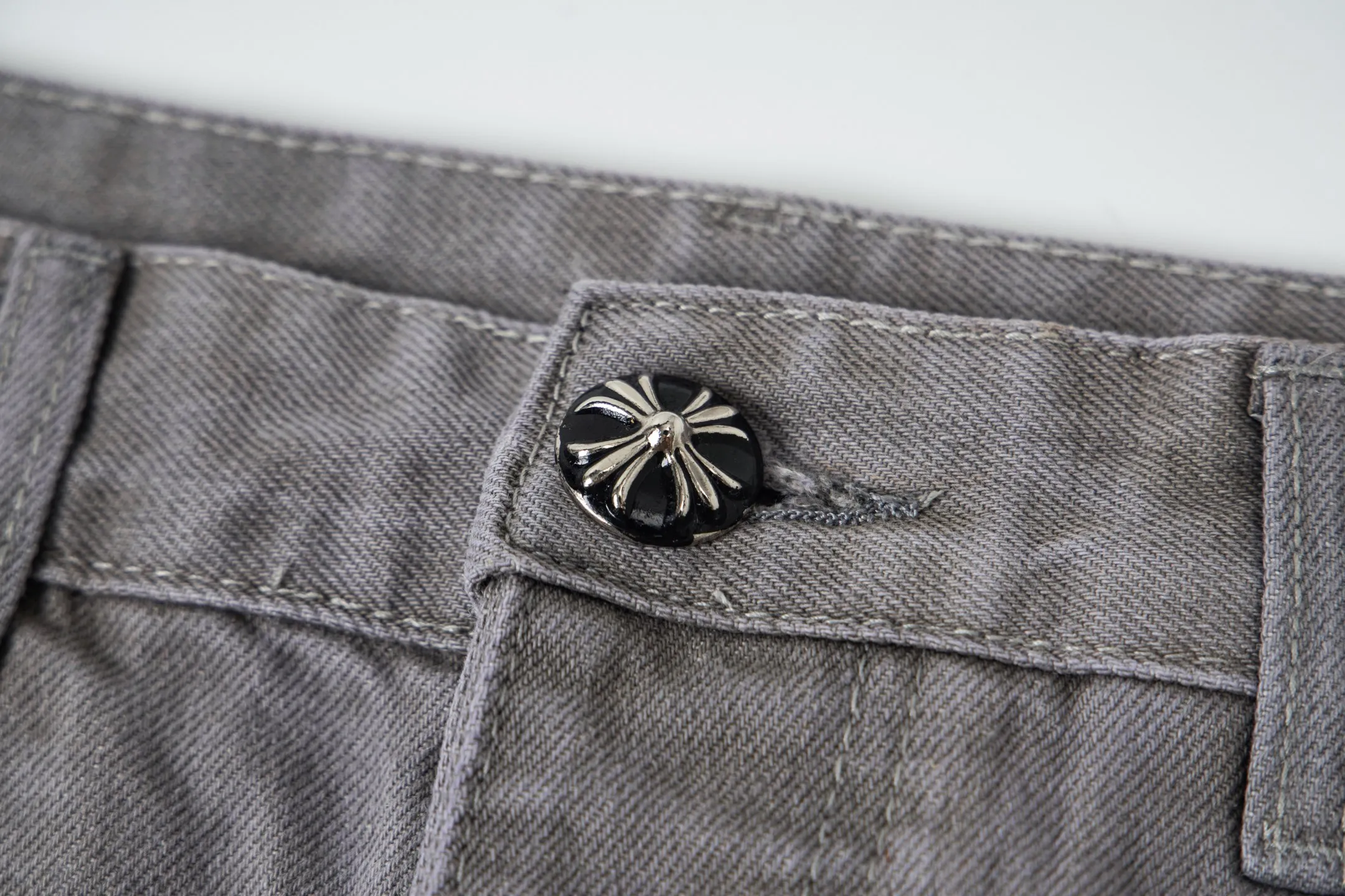P290 Chrome Hearts Gray Cow King Jeans Multi-Leather Standard Work Jeans CH Jeans All need to be washed and then disassembled and hand-stitched with sheepskin cross leather and then spliced to complete. The whole process is too complicated to describe. About Chrome Hearts This is an extremely luxurious fashion brand that can also be called the aristocracy of the high street. It has always been an exclusive brand for some hipsters or the second generation of rich people. Compared with ordinary high streets, it is more luxurious and noble. Compared with luxury brands, it is more fashionable and individual. It has always been a brand that I have a special liking for. Style number: 1763# Color: Gray Size: 28 30 32 34 36